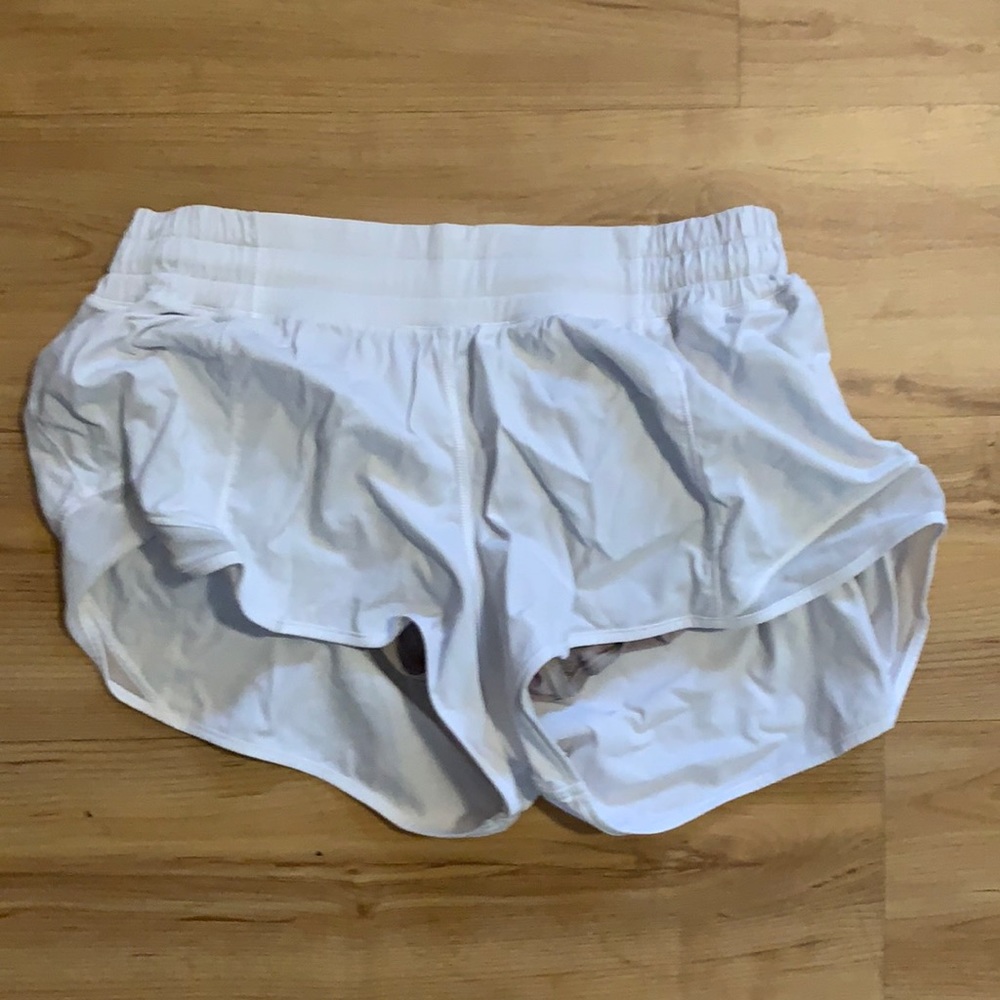 White Hotty hot 2.5 in lululemon shorts size 8